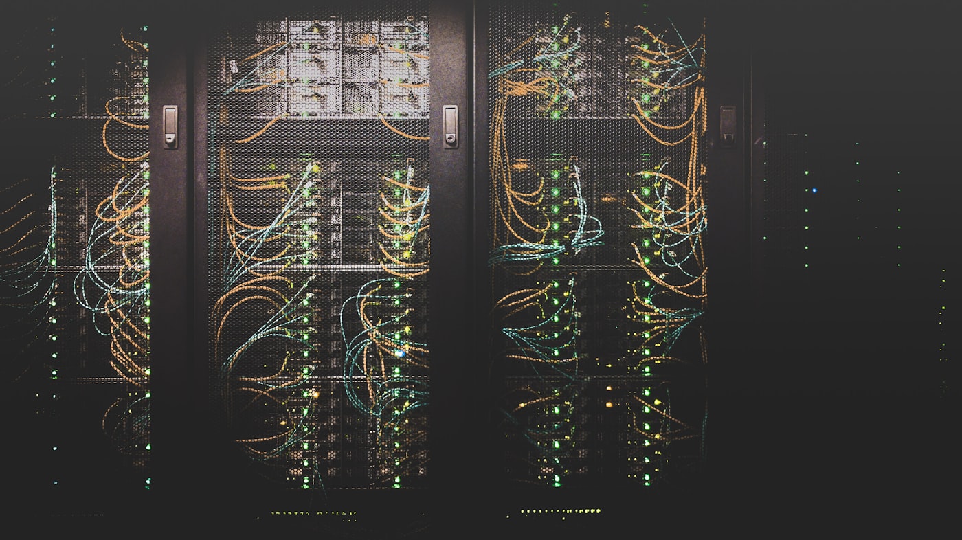 Rack de servidores donde corre la plataforma de rastreo